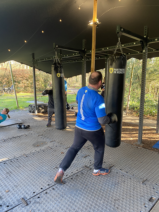 Partners in Health bokszaktraining buiten tegenover Paleis Soestdijk — conditie en kracht
