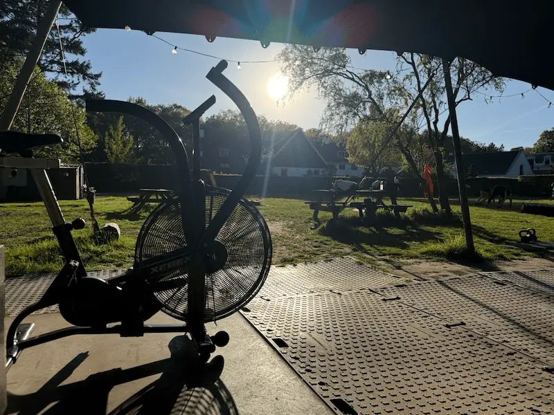 Outdoor training met airbike tegenover Paleis Soestdijk